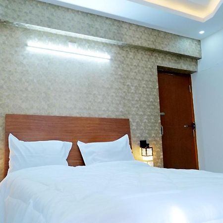 Dwarka Lodging & Boarding Mulki Esterno foto