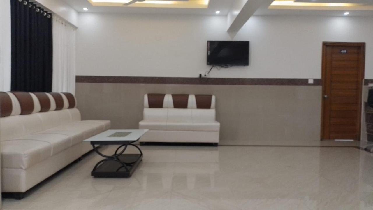 Dwarka Lodging & Boarding Mulki Esterno foto