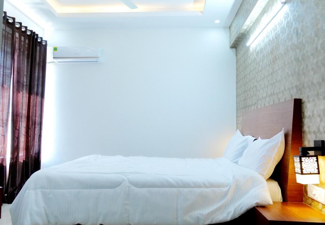 Dwarka Lodging & Boarding Mulki Esterno foto
