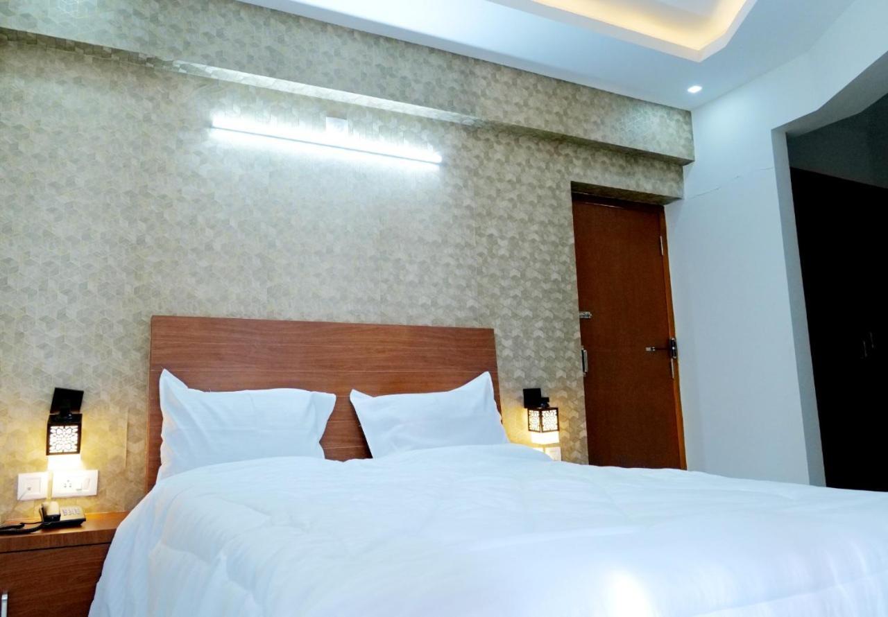 Dwarka Lodging & Boarding Mulki Esterno foto