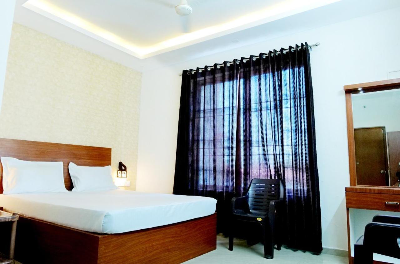 Dwarka Lodging & Boarding Mulki Esterno foto