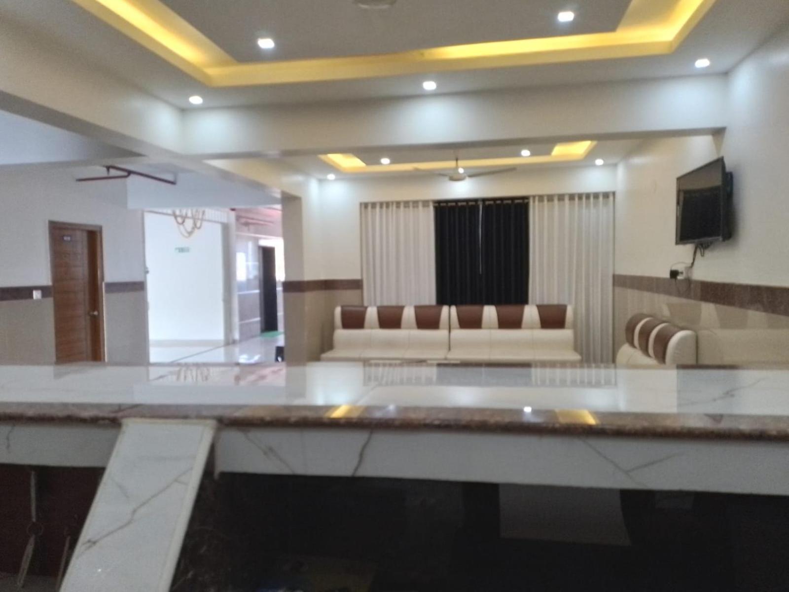 Dwarka Lodging & Boarding Mulki Esterno foto